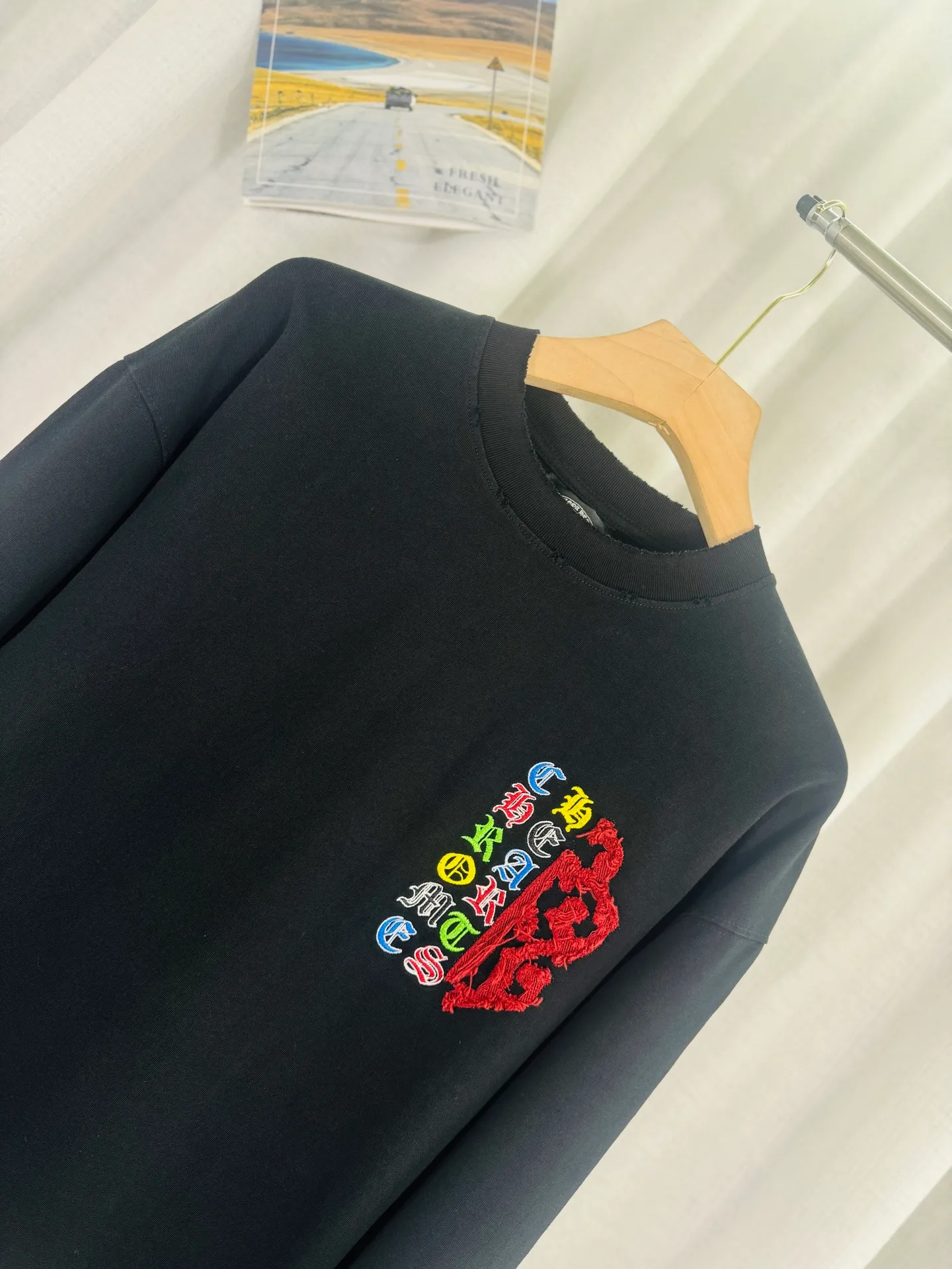 P250 ch high version Chrome Hearts 2025 new autumn and winter cross patch washed spray horse slip long-sleeved T-shirt, fabric: 26 double yarns, 320 grams weight, patch embroidery, heavy wash Printing process: patch embroidery, intercolor spray horse slip process Color: black Size: S M L XL Style number: 5183